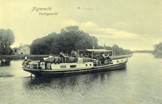 13894 Gezicht op de Vecht te Nigtevecht uit het zuidwesten; met op de voorgrond een vrachtschip.N.B. De gemeente ...